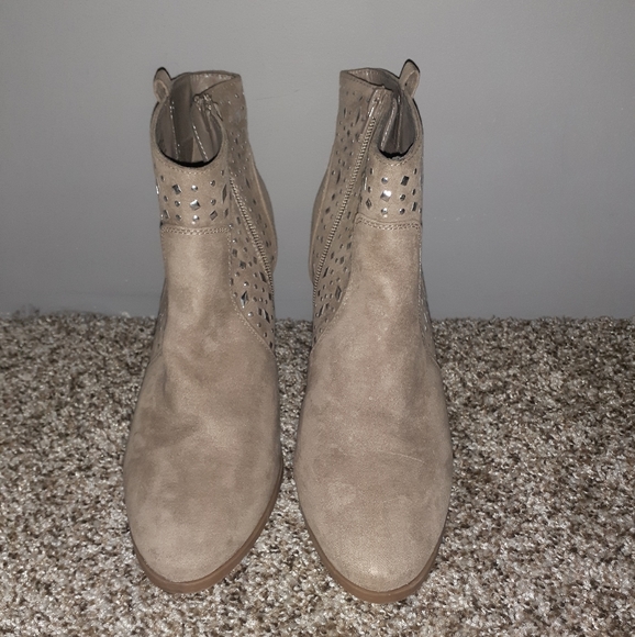 Boots - Picture 2 of 4